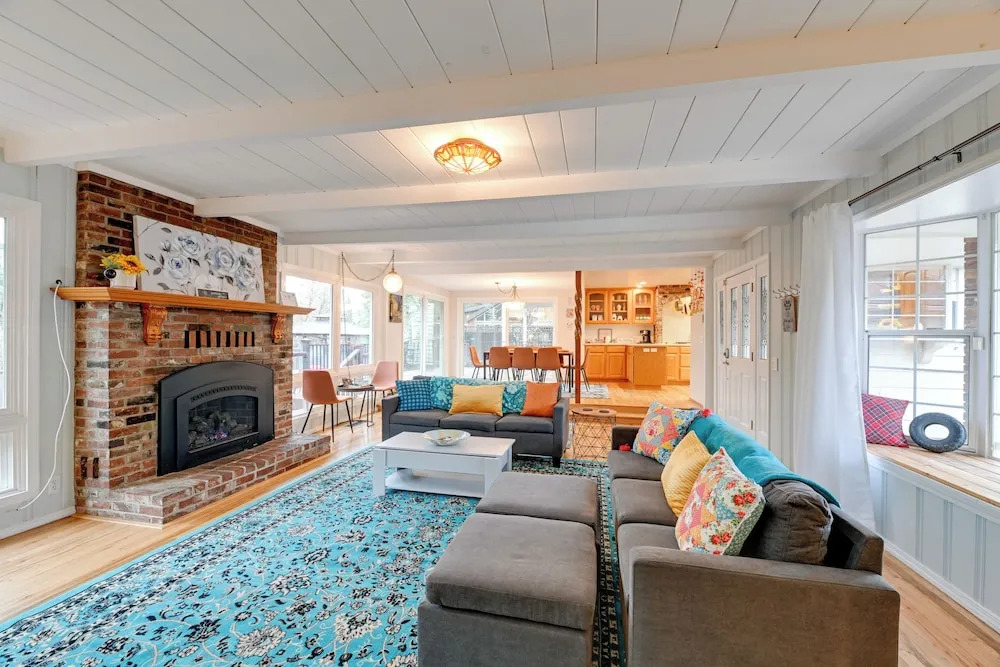 Spacious Grants Pass Home with Hot Tub and River Views — 4-Star Luxury Hotel in Grants Pass, United States