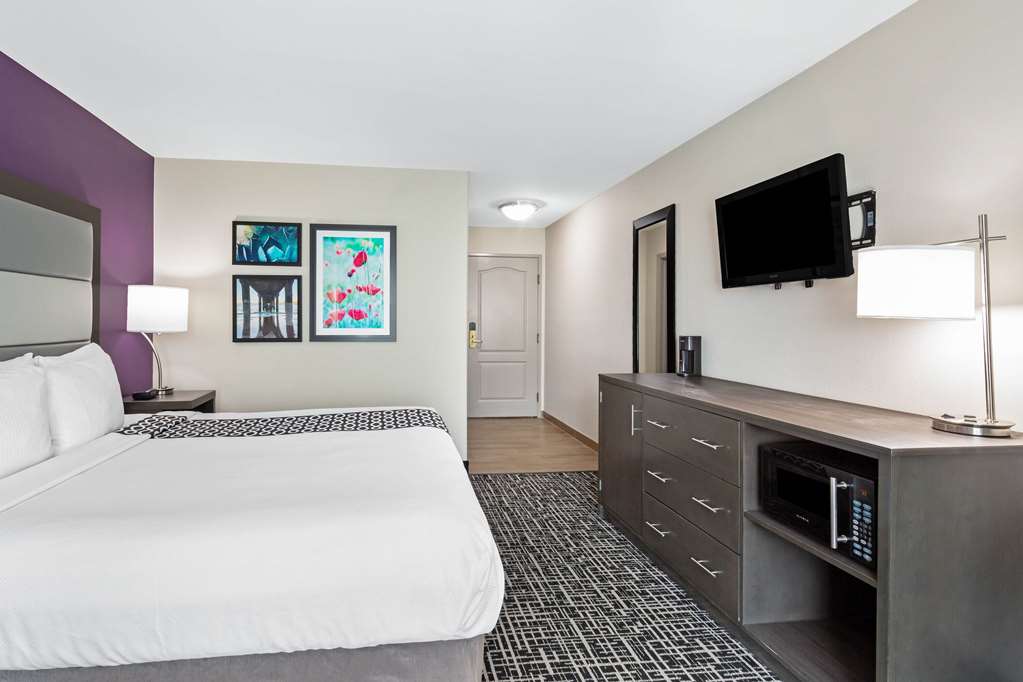 La Quinta Inn & Suites by Wyndham Pharr North McAllen - photo 21