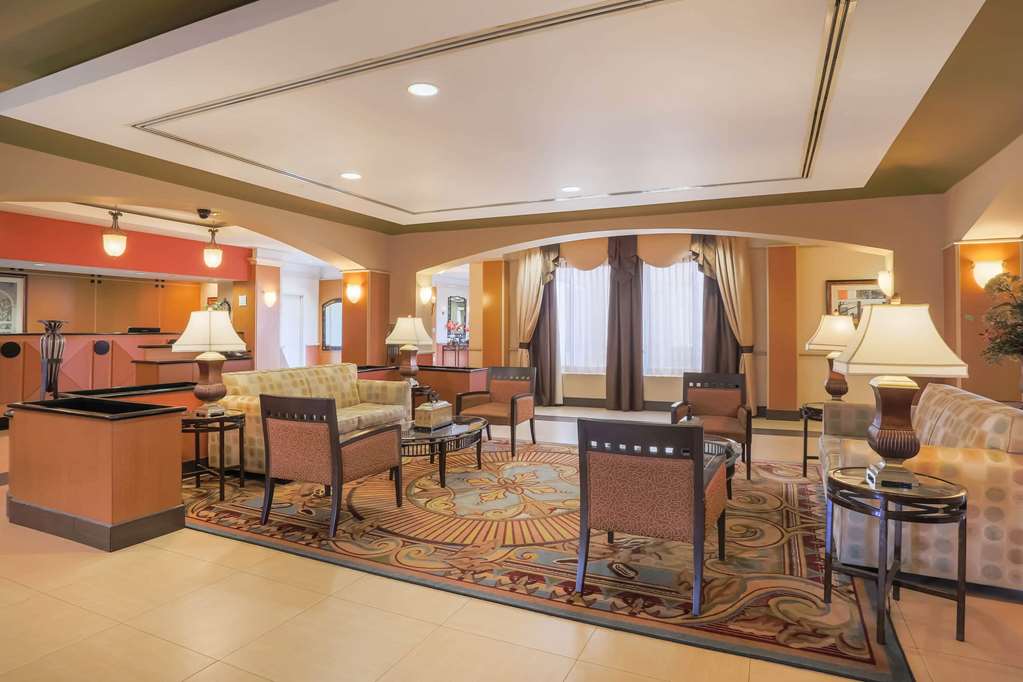 La Quinta Inn & Suites by Wyndham Islip MacArthur Airport - photo 7