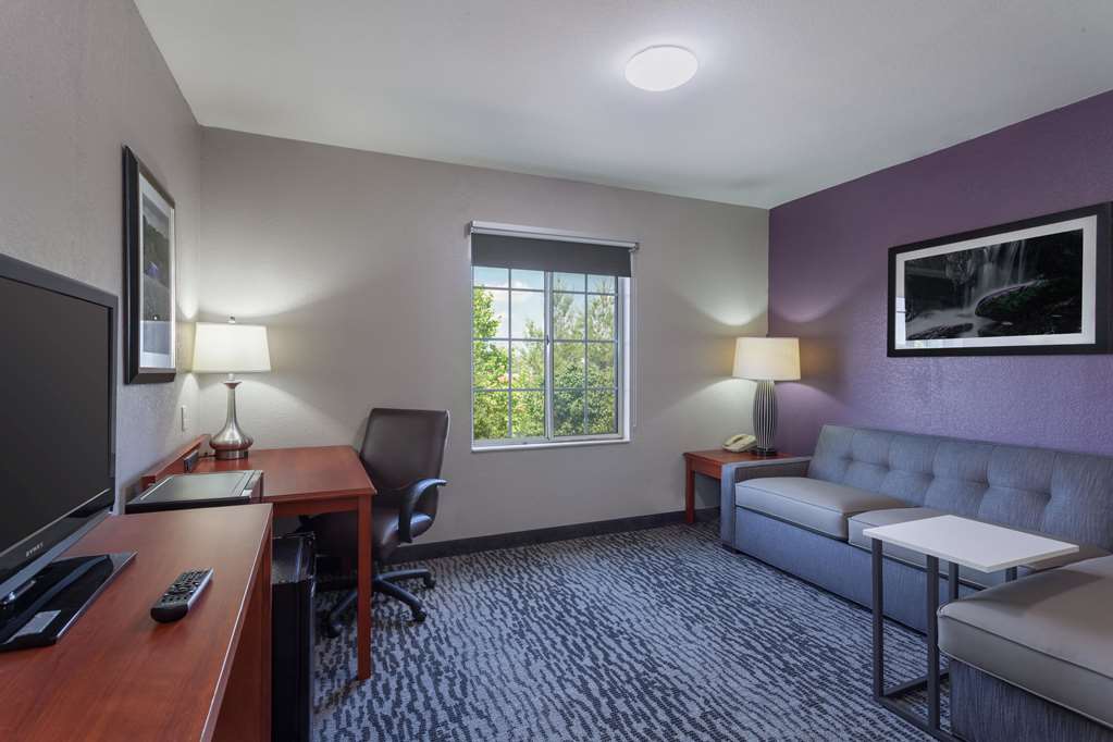 La Quinta Inn & Suites by Wyndham Knoxville North I 75 - photo 34