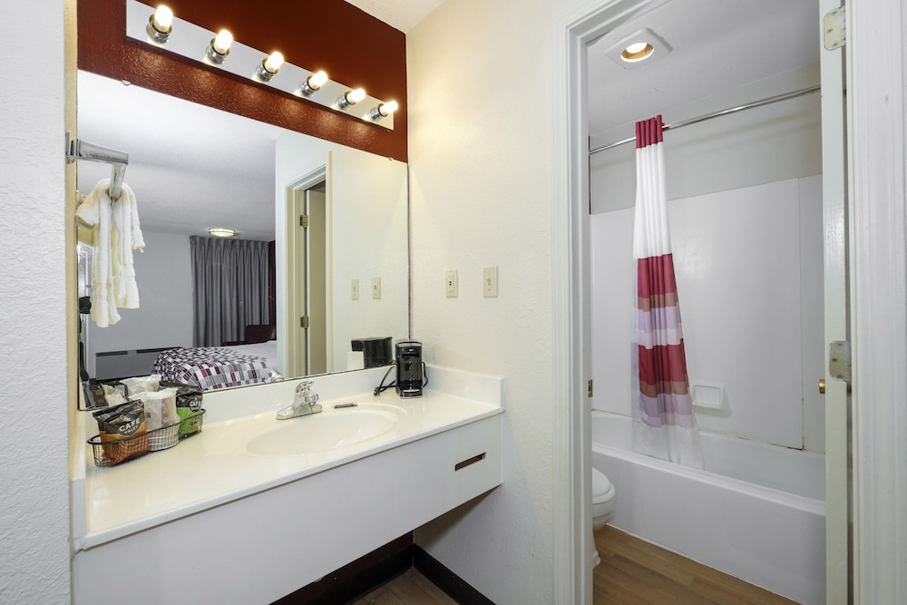 Holton Inn and Suites - photo 15