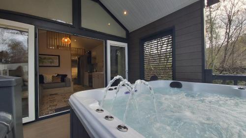 P57 Riverside Family Pod with Hot Tub — hotel in Bethesda