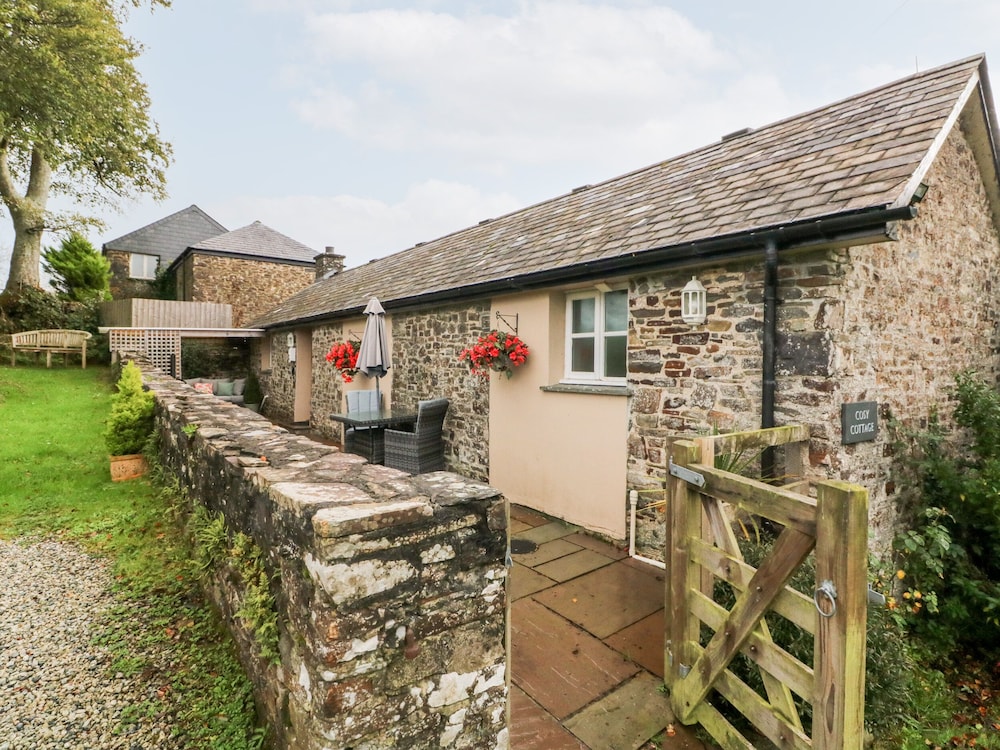 Cosy Cottage — 4-Star Luxury Hotel in Lifton, United Kingdom