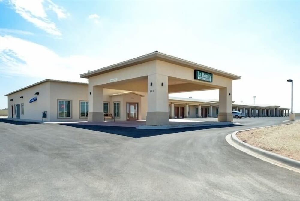 La Bonita Inn & Suites - photo 2