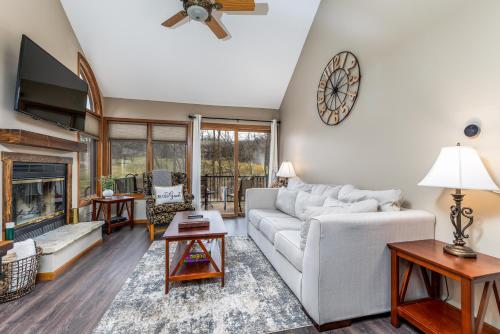 Cozy at Creekwood Getaway — hotel in Galena