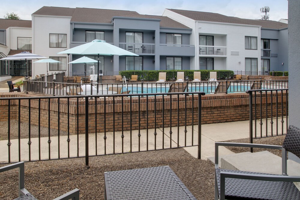 Courtyard Atlanta Windy Hill Ballpark - photo 22