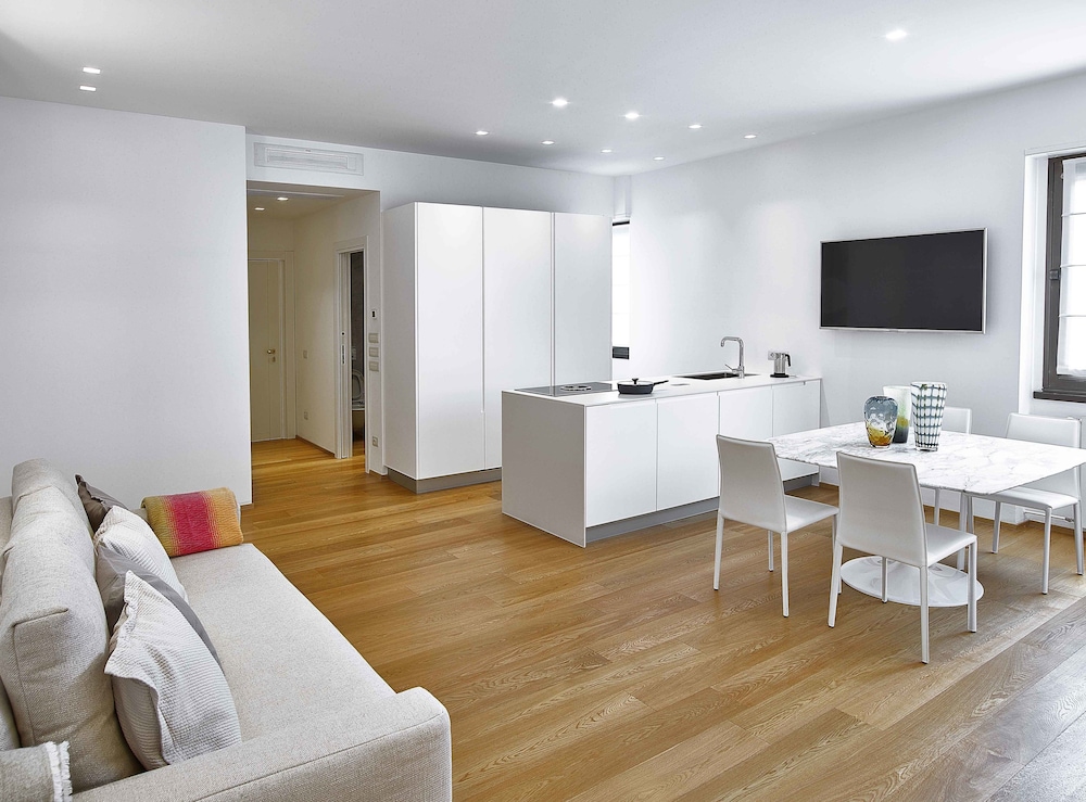 Lario Apartment — 4-Star Luxury Hotel in Como, Italy