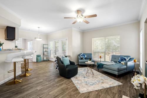 Upscale City Apartment with Pool Fitness Center — 4-Star Luxury Hotel in Carrollton, United States