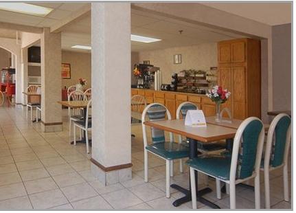 Econo Lodge Inn & Suites Airport - photo 5