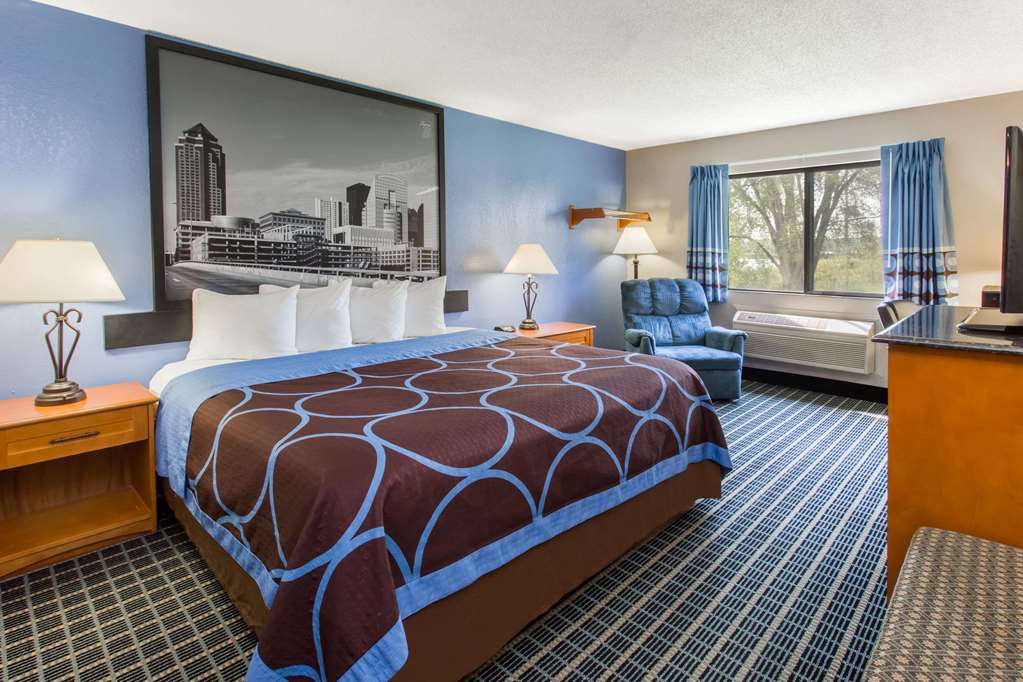 Super 8 by Wyndham Iowa City Coralville - featured photo
