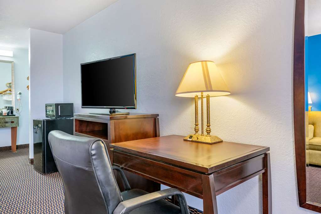 Quality Inn Sarasota North Near Lido Key Beach - photo 11