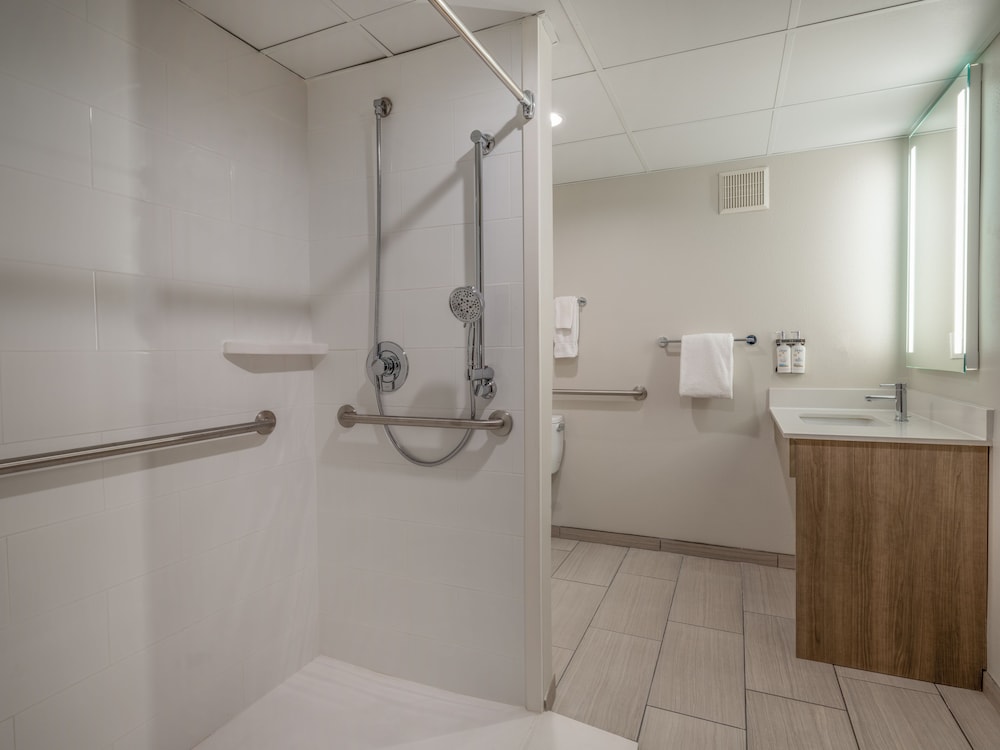 Holiday Inn Express Greensboro I 40 at Wendover an Ihg Hotel - photo 32