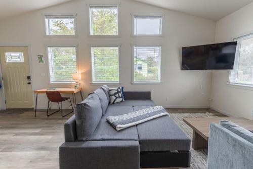 #StayinMyDistrict Oceanview Studio Loft — 4-Star Luxury Hotel in Port Orford, United States