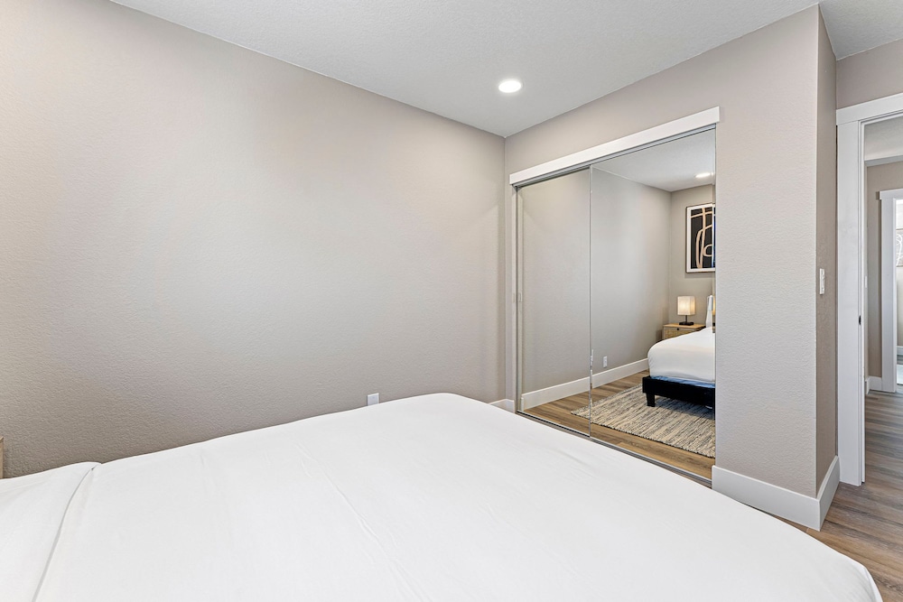 Elegant 4BD Reno Abode Close to Shops and Casinos - photo 11