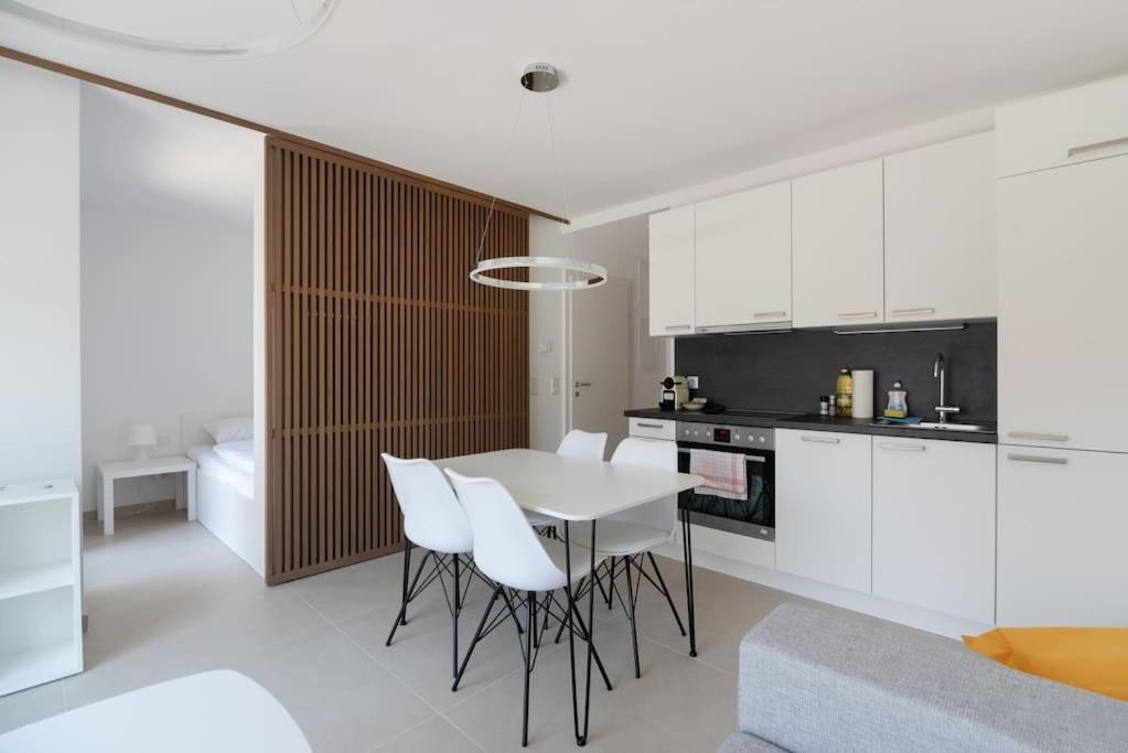 Neu und hell in zentraler Ruhelage mit Parkplatz — 4-Star Luxury Hotel in Vienna, Austria