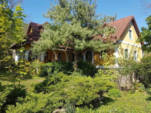 Kertből a hegyre Nyaralóház Mindszentkálla in Unknown City, Hungary