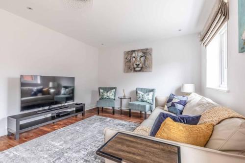 Stylish 4 Bed 2 Bath Parking Pinewood Heathrow By Tempstay — Slough