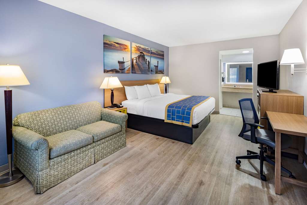 Days Inn & Suites by Wyndham Savannah Midtown - photo 22
