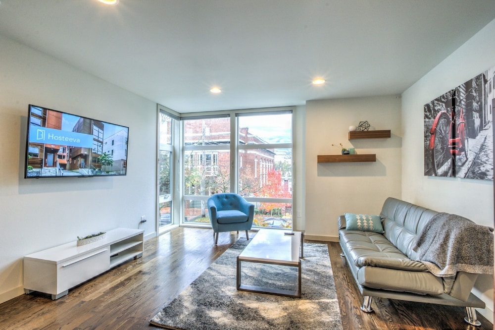 Modern Home with Rooftop Oasis — 4-Star Luxury Hotel in Seattle, United States
