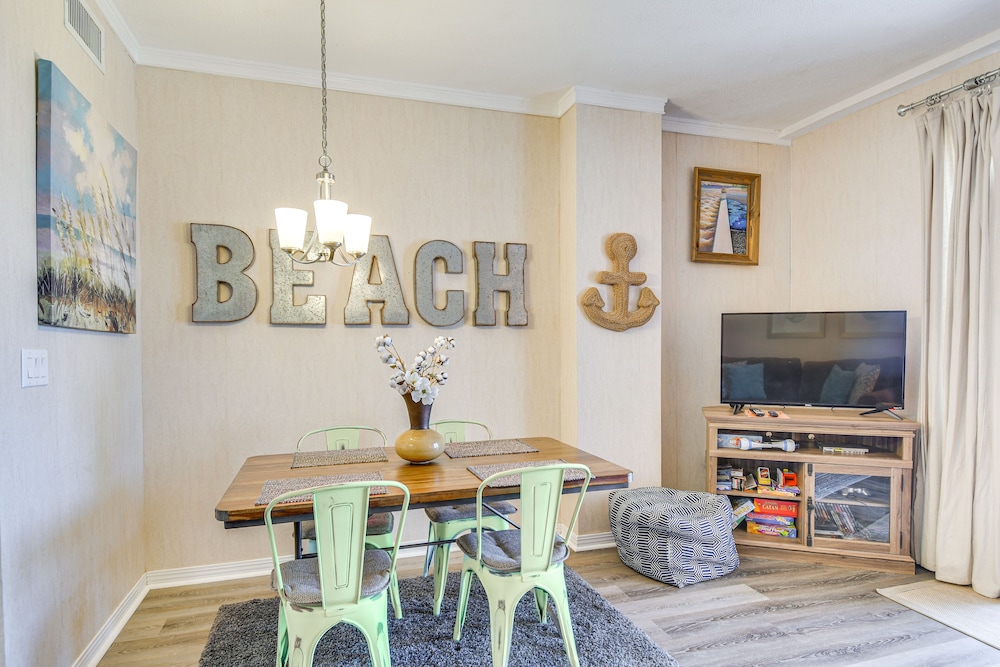 Gulf Shores Condo w Balcony: 2 Mi to Fort Morgan — 4-Star Luxury Hotel in Gulf Shores, United States