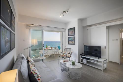 Mackenzie Zoe Seafront Suite