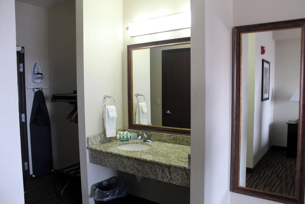 Cobblestone Inn & Suites Denison Oak Ridge - photo 47