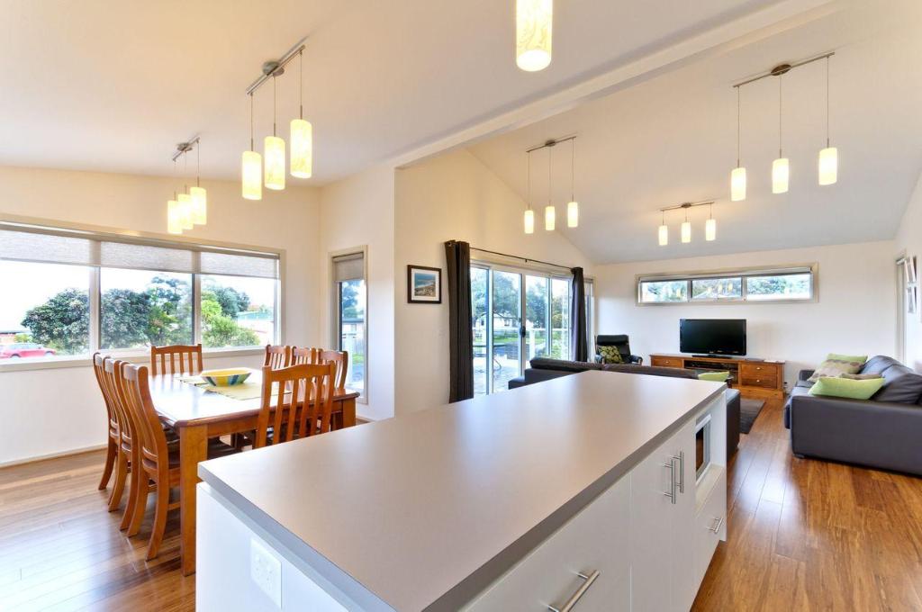 Number 6 at the Bay — Apollo Bay — photo 4