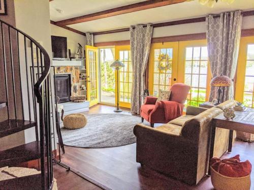 Cottage on the Mississippi Venue and dog friendly — 4-Star Luxury Hotel in Le Claire, United States
