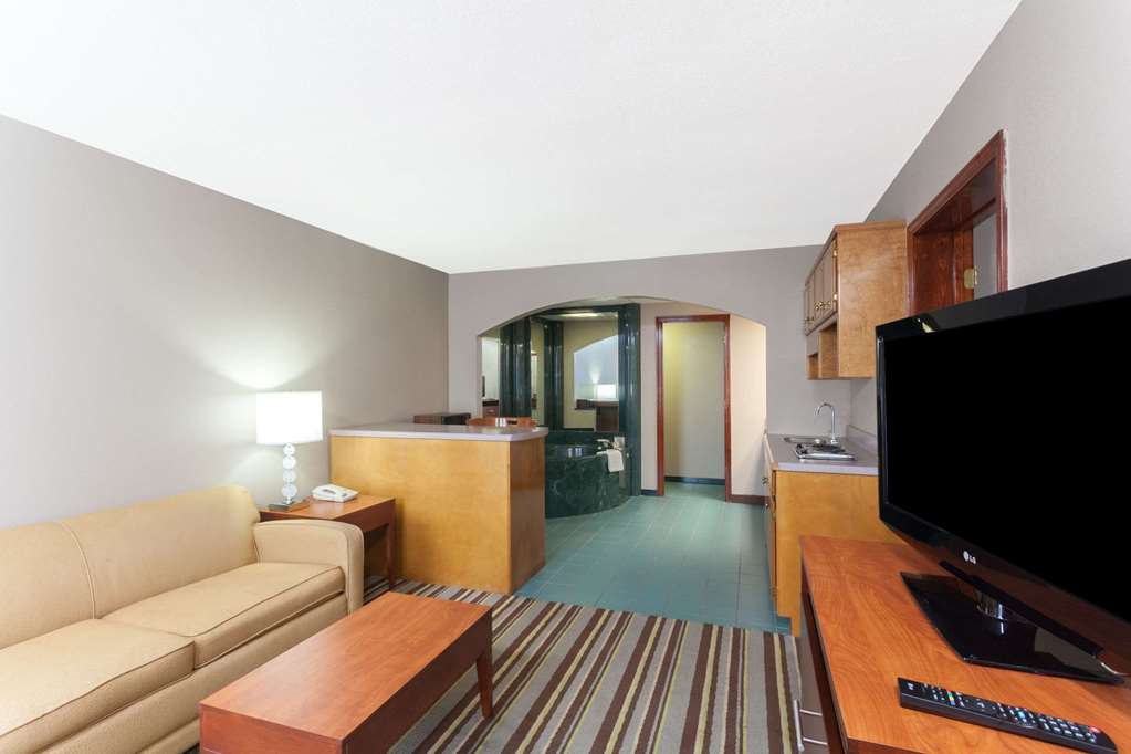 Super 8 by Wyndham Clarksville Northeast - photo 13
