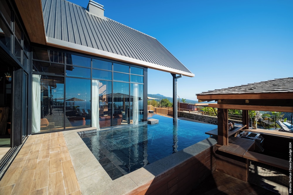 Diana Dea Lodge — 5-Star Luxury Hotel in Sainte-Anne-Sur-Brivet, Réunion