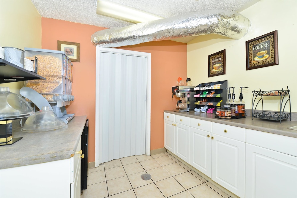 Americas Best Value Inn Fredericksburg N - photo 40
