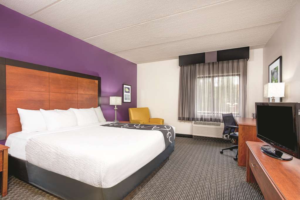 La Quinta Inn & Suites by Wyndham Atlanta Roswell - photo 10