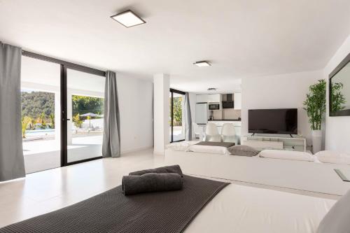 Luxe Minimalistic Large Villa Near Airport & Bossa Beach — 4-Star Luxury Hotel in Sant Jordi, Spain