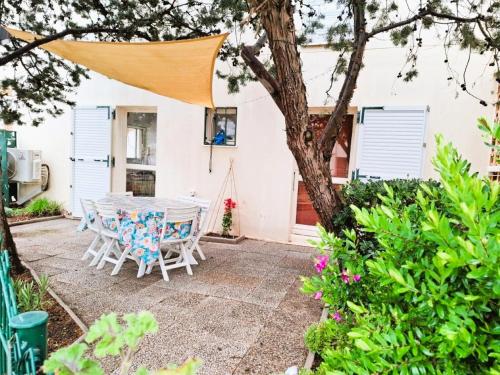Rez de Jardin Climatise Avec Grande Terrasse in Gruissan, France