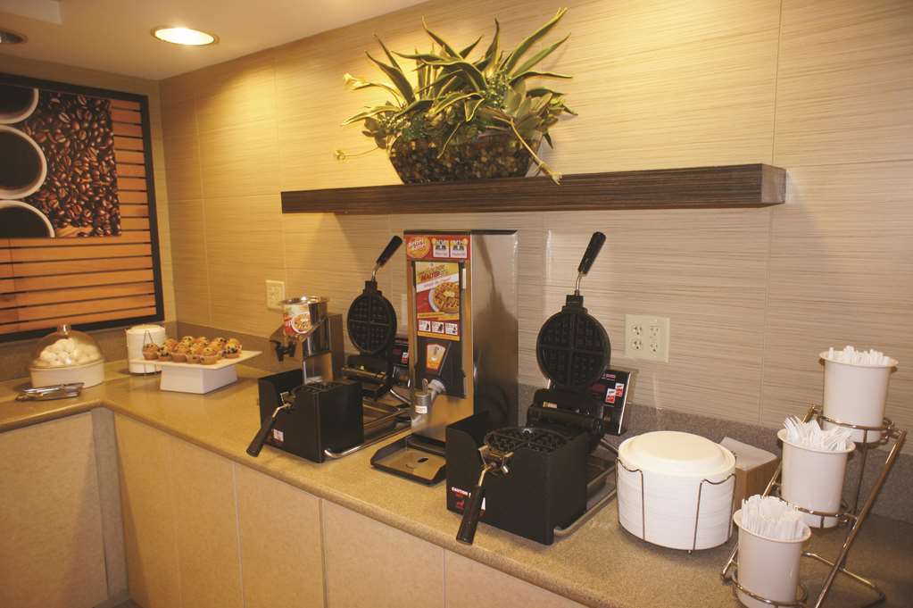 La Quinta Inn & Suites by Wyndham Boston Somerville - photo 53