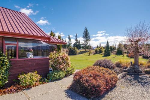 Mountain Majesty on Orchard Wanaka Holiday Home — 4-Star Luxury Hotel in Wanaka, New Zealand