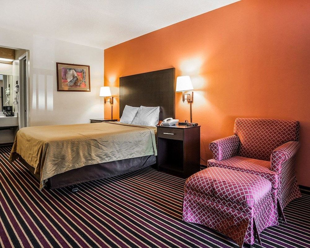 Econo Lodge Urbandale - photo 13