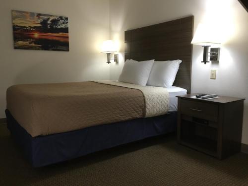 Lakes Area Inn - photo 5