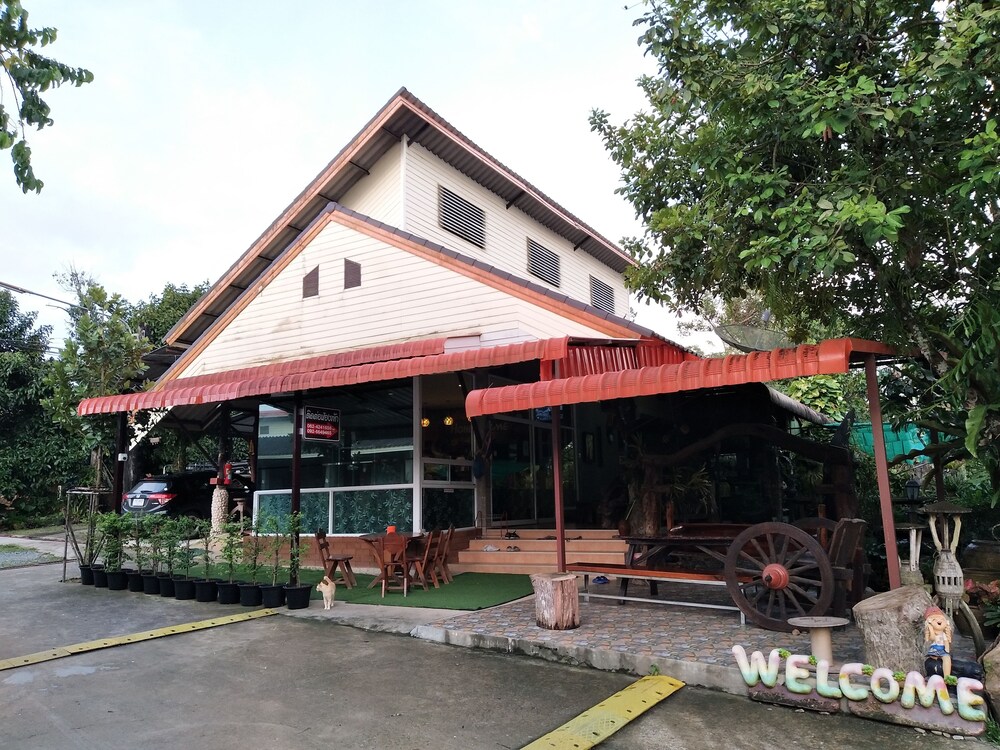 Honey Home Resort in Tha Mai, Thailand