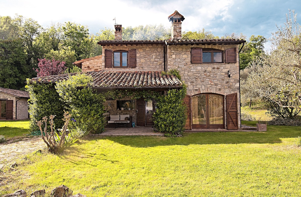 Casale Chimneys Immersed in Olive Trees — 4-Star Luxury Hotel in Monte Castello Di Vibio, Italy