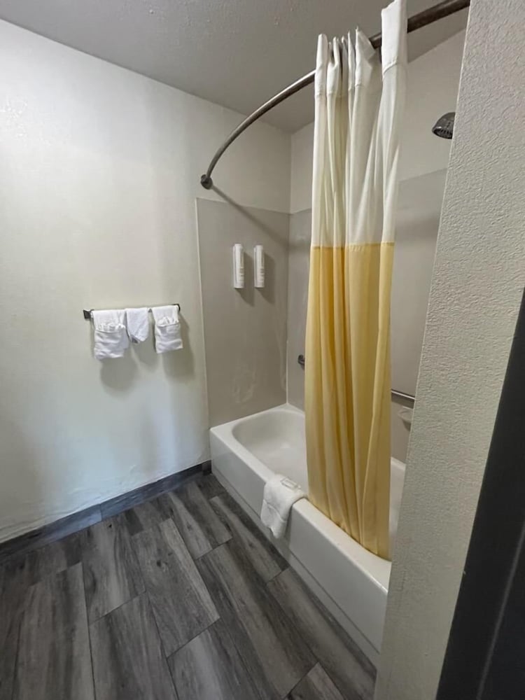 Clarion Pointe Greensboro Coliseum Area - photo 23