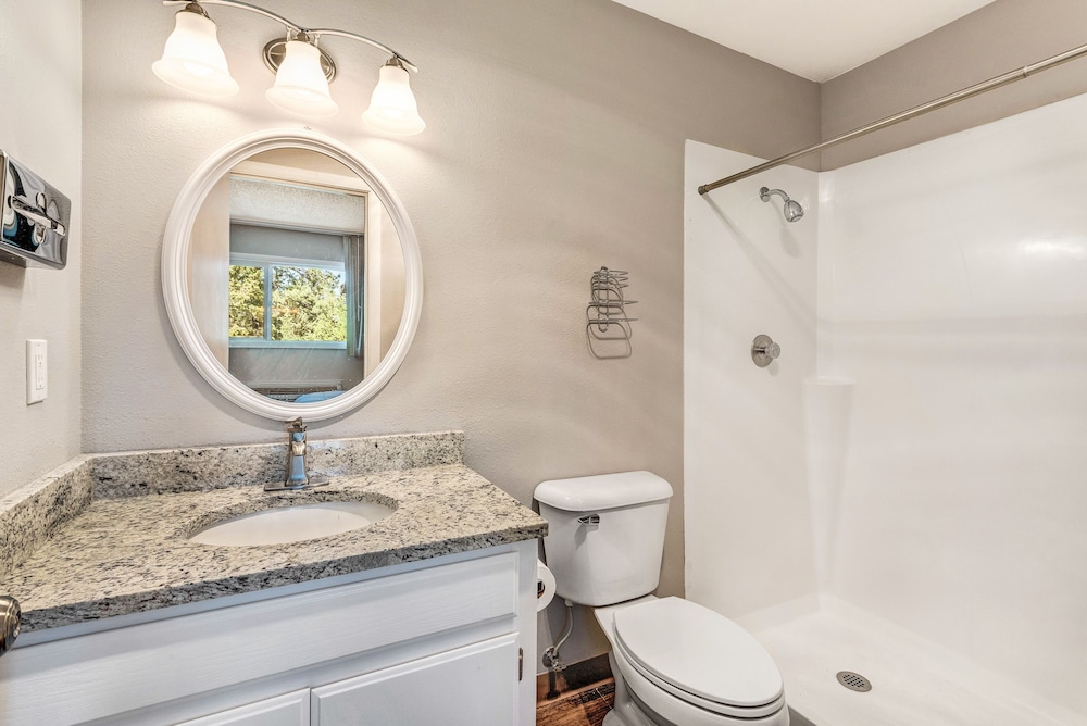 Bend Riverside Inn & Suites - photo 380