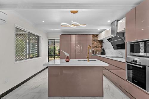 Luxury Living 2B2B in Southern Brisbane Parking in Brisbane, Australia