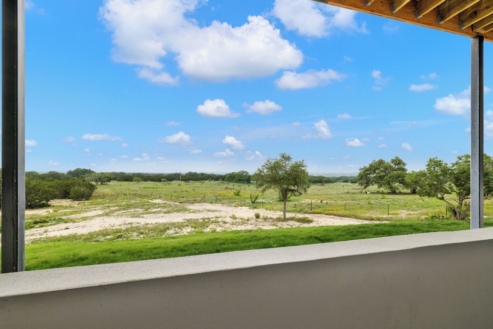 The Bentley Hotel Beatles Room Hill Country View - photo 30