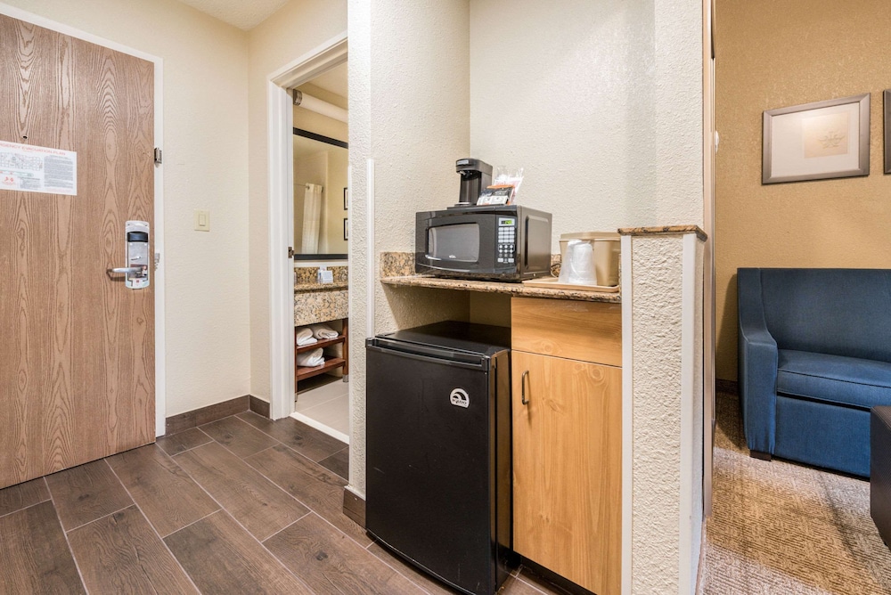 Comfort Suites Monroe - photo 26