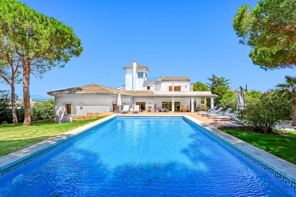 Yolo Spaces Sotogrande White House Villa — 4-Star Luxury Hotel in San Roque, Spain