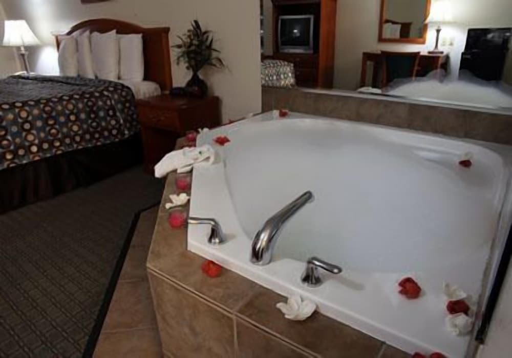 Express Inn and Suites - photo 35