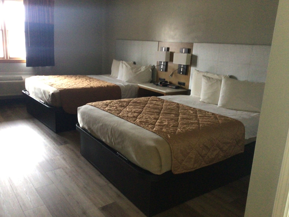 Colonial Brick Inn & Suites - photo 3