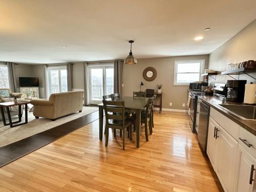 2BR Condo Downtown SWH w Ocean Views Driftwood — 4-Star Luxury Hotel in Bar Harbor, United States