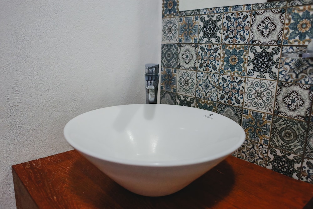 Bathroom sink
